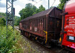 Vierachsiger Drehgestell-Flachwagen mit verschiebbaren Teleskophauben für Coiltransporte, 31 80 4671 011-3 D-DB, der Gattung Shimmns-u 708, der DB Cargo AG, am 16 Juli 2025 im Zugverband (Zug