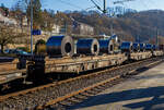 6-achsige Drehgestell-Flachwagen mit aufgesetzten Lademulden für Coils (Blechrollen), hier im Vordergrund 31 80 4871 100-2 D-DB, der Gattung Sahmms-t 710, der DB Cargo Deutschland AG, am 21
