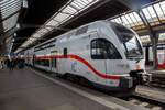 Der sechsteilige Stadler KISS 4010 103 (93 85 4010 103-8 CH-DB ff)  IC2 4103  Allg�u  der DB Fernverkehr AG (ein ex Westbahn KISS) hat als IC 485 von Singen(Hohentwiel) am 21.03.2023 Z�rich HB