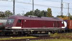 DeltaRail GmbH, Frankfurt (Oder) mit ihrer  223 154-6  (NVR:  92 80 1223 154-6 D-DELTA ) hat einen Containerzug für RTB Cargo zur Abholung bereitgestellt am 15.10.25 Höhe Bahnhof