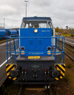 Die D 03 alias 270 010-8 (98 80 0270 010-8 D-DLB) eine MaK G 1202 BB der DLB - Die Länderbahn GmbH, ex D III der Regentalbahn AG, hat am 24.11.2022 im Bahnhof Schwandorf den weiter als RE 25