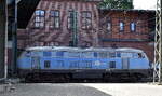 Eisenbahngesellschaft Potsdam mbH, Potsdam (EGP) mit ihrer  225 002-5  (NVR:  92 80 1225 002-5 D-EGP  und einigen G�terwagen am 10.08.26 H�he Bahnhof Hamburg-Harburg.