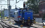 EGP - Eisenbahngesellschaft Potsdam mbH, Wittenberge [D]  mit ihrer  363 187-6  (NVR:  98 80 3363 187-6 D-EGP ) rangiert eine firmeneigene 151�r aus dem Lokdepot am Bahnhof Wittenberge, 13.08.26