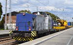 ESL GmbH, Lübbenau (Spreewald) mit ihrer  293 515-3  [NVR-Nummer: 92 80 1293 515-3 D-ESLNL] und dem MGW Gleisbauschienenkran MULTITASKER KRC 910 + Schutzwagen am Haken am 10.09.25 Durchfahrt Bahnhof Ruhland.