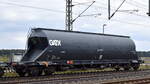 Drehgestell-Staubgutwagen vom Einsteller GATX Rail Germany GmbH mit der Nr. 33 RIV 80 D-GATXD 9319 515-8 Uacs, Ladegut lt. UN-Nr.: 40/1361 = Kohle oder Ruß, tierischen oder pflanzlichen Ursprungs in einem gemischten Güterzug am 01.10.25 H&# ...