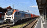 Havelländische Eisenbahn AG, Berlin-Spandau [D] mit ihrer Eurodual Lok  159 005  [NVR-Nummer: 90 80 2159 005-8 D-HVLE] und einem Kalizug am 03.06.25 Höhe Bahnhof Stendal Hbf.