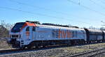 Havelländische Eisenbahn AG, Berlin-Spandau [D] mit ihrer Eurodual Lok  159 001  [NVR-Nummer: 90 80 2159 001-7 D-HVLE] und einem Ganzzug VTG Selbstentladewagen am 02.03.26 Höhe Bahnhof