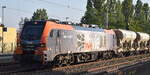 hvle - Havell�ndische Eisenbahn AG, Berlin-Spandau [D]  mit ihrer Eurodual Lok  2159 014-0  [NVR-Nummer: 90 80 2159 014-0 D-HVLE] und einem Sch�ttgutwagenzug mit Sand am 04.08.26 H�he Bahnhof Luckenwalde.