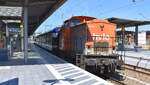 Havell�ndische Eisenbahn AG, Berlin-Spandau mit ihrer  V 160.6  [NVR-Nummer: 92 80 1203 144-1 D-HVLE] mit einem Bombardier  Married Pair -Wagen/Steuerwagenset wohl defekt am Haken am 13.08.26 Durchfahrt Bahnhof Wittenberge.