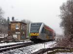 Und wieder, wie mein Freund Stefan es nennt, l�sst der Winter seinen Abfall fallen -   Ein Stadler GTW 2/6 (VT 118) der Hellertalbahn f�hrt am 17.03.2013, bei Schneefall, von Herdorf weiter in
