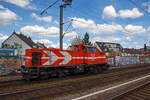 Die RheinCargo DE 93 alias 272 011-4 (98 80 0272 011-4 D-RHC), eine MaK DE 1002 der RheinCargo fährt am Sonntag den 30.04.2023 als Lz (Lokzug) bzw. auf Tfzf (Triebfahrzeugfahrt) durch den Bahnhof Köln-Ehrenfeld in Richtung Köln-Nippes.

Die Lok wurde 1986 von der Krupp-MaK Maschinenbau GmbH in Kiel unter der Fabriknummer 1000835 gebaut. 1999 wurde sie durch Adtranz (ABB Daimler Benz Transportation GmbH) in Kassel mit einem 12-Zylinder Dieselmotor vom Typ MTU 12V 4000 R20 remotorisiert, zum dem wurde die Leittechnik umgebaut.