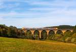 Ein 5-teiliger Flirt der HLB (Hessischen Landesbahn) als RE 99 Main-Sieg-Express (Frankfurt am Main-Gie�en-Siegen) hier Umlauf HLB 24966, f�hrt am 03.10.2013 �ber den Rudersdorfer Viadukt in Richtung