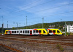   Betzdorf/Sieg am 03.09.2015: Während hinten der HLB VT 255 (95 80 0648 155-9 D-HEB / 95 80 0648 655-8 D-HEB) ein Alstom Coradia LINT 41 geparkt ist, fährt vorne der HLB VT 506 (95 80 1648