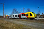 Der VT 503 (95 80 1648 103-7 D-HEB / 95 80 1648 603-6 D-HEB) der HLB (Hessische Landesbahn GmbH), ein Alstom Coradia LINT 41 der neuen Generation, erreicht am 30.03.2021, als RB 95  Sieg-Dill-Bahn 