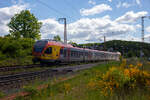 Der 5-teiliger FLIRT 429 546 / 429 046 der HLB (Hessischen Landesbahn) fährt am 16 Mai 2025, als RE 99 „Main-Sieg-Express“ (Frankfurt - Gießen – Siegen), durch Rudersdorf