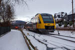 Der VT 256 (95 80 0648 156-7 D-HEB / 95 80 0648 656-6 D-HEB), ein Alstom Coradia LINT 41 der HLB - Hessische Landesbahn (3LänderBahn) verlässt am 07 Januar 2026, als RB 96