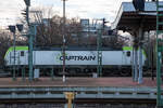 Die Siemens Vectron 193 781-2  (91 80 6193 781-2  D-ITL) der CAPTRAIN Deutschland GmbH / ITL Eisenbahngesellschaft mbH fährt am 08 Dezember 2022 mit einem Containerzug durch den Hauptbahnhof Dresden in Richtung Pirna.

Die Multisystemlokomotive Siemens Vectron MS wurde 2017 von Siemens Mobilitiy in München-Allach unter der Fabriknummer 22198 gebaut. Die Vectron MS mit einer Leistung von 6.4 MW ist für 160 km/h, in Deutschland, Österreich, Ungarn, Polen, Tschechien und der Slowakei (D/A/H/PL/CZ/SK) zugelassen.

Captrain ist das Gesicht der SNCF außerhalb Frankreichs. Die SNCF Logistics ist die Transport- und Logistiksparte der französischen Société Nationale des Chemins de fer Français (SNCF).  Die ITL Eisenbahngesellschaft mbH (ITL) mit Sitz in Dresden gehört seit Dezember 2010 vollständig zur SNCF-Gruppe und ist Teil des Captrain-Netzes.