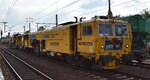 JumboTec GmbH (RHOMBERG SERSA RAIL GROUP) mit der P&T Universal-Stopfmaschine 08-475 UNIMAT ​4S ( D-JT 99 80 9424 033-5 ) + einer Schnellschotterplaniermaschine P&T SSW 110 SW am Haken am 18.06.25 Höhe Bahnhof Schönefeld b. Berlin.
