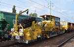 JumboTec GmbH (RHOMBERG SERSA RAIL GROUP) mit Schnellschotterplaniermaschine P&T SSW 110 SW ( D-JT 99 80 9425 033-4 ) am Haken von der P&T Universal-Stopfmaschine 08-475 UNIMAT ​4S am 18.06.25 Höhe Bahnhof Schönefeld b. Berlin.