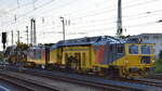 JumboTec GmbH (RHOMBERG SERSA RAIL GROUP) mit ihrer Uni­ver­sal­stopf­ma­schine vom Typ P&T UNIMAT 09-4x4/4S DYNAMIC (D-JT 99 80 9123 006-5) u. der P&T Universalschotterplaniermaschine USP 2000-C2 (D-JT 99 80 9125 011-3) am Haken am 19.06.25 Höhe Bahnhof Senftenberg.
