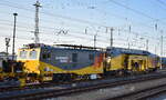 JumboTec GmbH (RHOMBERG SERSA RAIL GROUP) mit ihrer Uni­ver­sal­stopf­ma­schine vom Typ P&T UNIMAT 09-4x4/4S DYNAMIC (D-JT 99 80 9123 006-5) u. der P&T Universalschotterplaniermaschine USP 2000-C2 (D-JT 99 80 9125 011-3) am Haken am 19.06.25 Höhe Bahnhof Senftenberg.
