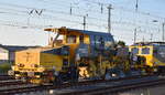 JumboTec GmbH (RHOMBERG SERSA RAIL GROUP) mit ihrer P&T Universalschotterplaniermaschine USP 2000-C2 (D-JT 99 80 9125 011-3) am Haken von der Uni­ver­sal­stopf­ma­schine vom Typ P&T UNIMAT 09-4x4/4S DYNAMIC am 19.06.25 Höhe Bahnhof Senftenberg.