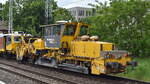 Jumbo Tec GmbH (RHOMBERG SERSA RAIL GROUP) mit der Universal-Stopfmaschine P&T Unimat 08-475/4S (NVR:  D-JT 99 80 9424 007-9 ) und der Schotterplaniermaschine Typ P & T SSP 110 SW (NVR:  D-JT 99 80 9425 035-9 ) am 22.05.26 H�he Berlin Karlshorst.