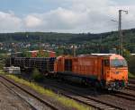 Die G 2000 (Lok 43) der Kreisbahn Siegen-Wittgenstein (KSW) mit Stahlr�hren-G�terzug am 29.07.2011 in Siegen (Kaan-Marienborn).