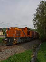 Die Kreisbahn Siegen-Wittgenstein (KSW) mit der northrail - Mietlok eine MaK G 1206 f�hrt am 06.05.2011, auf KSW eigenem Gleis, mit vollem G�terzug in Neunkirchen-Salchendorf, am Bahn�bergang