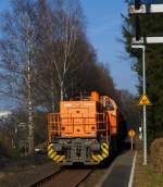 Lok 44 (MaK G 1000 BB) der Kreisbahn Siegen-Wittgenstein (KSW) mit 2 G�terwagen am 04.03.2011 in Neunkirchen-Altenseelbach, sie kommt von Burbach auf DB Gleis KBS 462 ( Hellertalbahn)und f�hrt nach