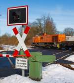 Da der Bahn�bergang und der Bahnhof in Burbach (Kreis Siegen) dicht beieinander liegen, so muss die Lok 42 (eine MaK 1700 BB) der KSW (Kreisbahn Siegen-Wittgenstein) ihre Res-Wagen �ber den B� hinaus