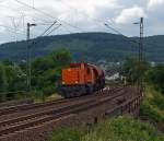 Die Lok 41 (eine MaK DE 1002) der Kreisbahn Siegen-Wittgenstein (KSW), zieht am 11.07.2013 bei Haiger zwei Gedeckte Sch�ttgutwagen mit dosierbarer Schwerkraftentladung und zwei Rads�tzen (Tds 937) in