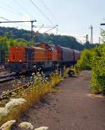 Im vollem Gegenlicht –   Die Lok 46 der KSW (Kreisbahn Siegen-Wittgenstein), eine Vossloh G 1700 -2 BB (eingestellt als 92 80 1277 807-4 D-KSW) kommt am 22.07.2013 in Betzdorf/Sieg mit einem
