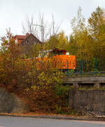 Schon recht früh um 15:15 Uhr steht die KSW 44 (92 80 1271 004-4 D-KSW) der KSW (Kreisbahn Siegen-Wittgenstein), die MaK G 1000 BB, am 03.11.2022 mit einem Übergabegüterzug, auf den KSW