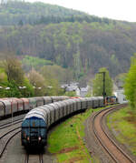 Hochbetrieb in Herdorf am 23 April 2025:  Zuvor hatten ja schon die KSW 44 und die nachschiebende KSW 47 mit sehr langen Coilzug den KSW-Rangierbahnhof in Herdorf (Betriebsstätte FGE - Freien