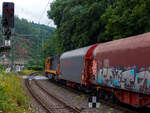 Die KSW 43 (92 80 1273 018-2 D-KSW), die asymmetrische Vossloh G 2000 BB der KSW (Kreisbahn Siegen-Wittgenstein) fährt am 07 Juli 2025, mit einem beladen Coilzug, durch den Bahnhof Kirchen (Sieg)