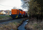 Nun fährt die KSW 44 (92 80 1271 004-4 D-KSW), eine MaK G 1000 BB der KSW (Kreisbahn Siegen-Wittgenstein) am 26 Februar 2026 in Neunkirchen-Salchendorf mit weiteren 4 beladenen Coilwagen hinauf