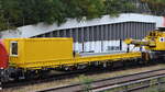 Schutzwagen des Gleisbauschienenkran vom Typ Multi Tasker KRC 910 der Fa.  MGW Gleis- und Weichenbau GmbH & Co.KG mit der Nr. 31 RIV 55 H-MGWB 3937 006-6 Res auf dem Weg zum Messegel�nde Berlin S�d, 19.09.26