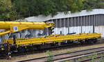 Schutzwagen des Gleisbauschienenkran vom Typ Multi Tasker KRC 910 der Fa.  MGW Gleis- und Weichenbau GmbH & Co.KG mit der Nr. 31 RIV 55 H-MGWB 3937 011-6 Res auf dem Weg zum Messegel�nde Berlin S�d, 19.09.26