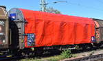 Drehgestellflachwagen mit vier Radsätzen, verschiebbarem Planenverdeck und Lademulden für Coil-/Spaltbandtransporte vom Einsteller On Rail GmbH mit niederländischer Registrierung mit