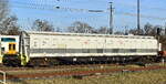 RailAdventure GmbH, München mit einem ihrer umgebauten Drehgestell-Schiebewandwagen mit Spezialkupplung als Schutzwagen für Bahnfahrzeug-Überführungen am 04.03.25 Höhe Bahnhof