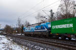 Die an die RTB Cargo vermietete Siemens Vectron MS - 6193 945-3 (91 80 6193 945-3 D-ELOC) der ELL - European Locomotive Leasing (Wien) fährt am 30 Januar 2026 mit einem Containerzug durch