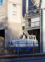 Die Deutz Dieselhydraulische Rangierlokomotive KG 230 B (Deutz 57716) der Schaefer Kalk GmbH & Co. KG, Werk Steeden, steht hier am 02.01.2019 in Runkel-Steeden, mit 4-achsigen Beh�lterwagen f�r staubf�rmige G�ter mit Druckluftentleerung – Uacs, an der Verladeanlage.

Die Lok wurde 1964 bei Deutz unter der Fabriknummer 57716, f�r Weserport Umschlagsgesellschaft in Bremerhaven als Lok 16, gebaut. Im Jahr 1994 ging sie an DWU - Deponie-Wirtschaft und Umweltschutztechnik GmbH in Espenhain als UWE 16, im Jahr 2000 dann an Thyssen Umformtechnik + Guss GmbH, Werk Bielefeld-Brackwede, bis sie dann 2008 nach hier zu Schaefer Kalk, Werk Steeden, kam.

Technische Daten:
Typ: KG 230 B
Spurweite: 1.435 mm (Normalspur)
Leistung: 170 kW (230 PS)
Achsanzahl: zwei (B-dh)
Motor: KHD A12L714
Getriebe: Voith L33y
Antrieb�bertragung: Der Antrieb der Achsen erfolgt �ber Gelenkwelle
Dienstgewicht: 32 t
H�chstgeschwindigkeit: 30 km/h
L�nge �ber Puffer: 8.030 mm
