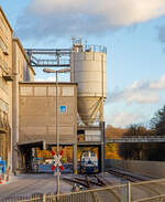 Die Deutz Dieselhydraulische Rangierlokomotive KG 230 B (Deutz 57716) der Schaefer Kalk GmbH & Co. KG, Werk Steeden, steht hier am 02.01.2019 in Runkel-Steeden, mit 4-achsigen Beh�lterwagen f�r staubf�rmige G�ter mit Druckluftentleerung – Uacs, an der Verladeanlage.

Die Lok wurde 1964 bei Deutz unter der Fabriknummer 57716, f�r Weserport Umschlagsgesellschaft in Bremerhaven als Lok 16, gebaut. Im Jahr 1994 ging sie an DWU - Deponie-Wirtschaft und Umweltschutztechnik GmbH in Espenhain als UWE 16, im Jahr 2000 dann an Thyssen Umformtechnik + Guss GmbH, Werk Bielefeld-Brackwede, bis sie dann 2008 nach hier zu Schaefer Kalk, Werk Steeden, kam.

Technische Daten:
Typ: KG 230 B
Spurweite: 1.435 mm (Normalspur)
Leistung: 170 kW (230 PS)
Achsanzahl: zwei (B-dh)
Motor: KHD A12L714
Getriebe: Voith L33y
Antrieb�bertragung: Der Antrieb der Achsen erfolgt �ber Gelenkwelle
Dienstgewicht: 32 t
H�chstgeschwindigkeit: 30 km/h
L�nge �ber Puffer: 8.030 mm
