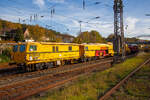 Als Schlussläufer am Haken der 218 155-0 am 30.10.2022 bei der Durchfahrt in Kreuztal in Richtung Süden, der Plasser & Theurer Dynamic Stopfexpress 09-3X, Schweres Nebenfahrzeug Nr.