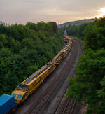Luftbild von der Brücke auf die Plasser & Theurer Bettungsreinigungsmaschine RM 95-800 W, Schweres Nebenfahrzeug Nr.