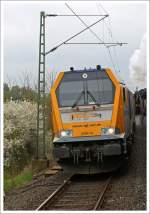 Unserem Dampfzug kommt am 28.04.2013 auf der Lahntalbahn die V 500.14 SGL Schienen G�ter Logistik GmbH mit einem Bauzug entgegen.