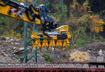 Schwellenverlegegerät Typ 159-5 (Hersteller Sonnenberg GmbH) am 08 November 2025 an einem LIEBHERR Zweiwegebagger A 922 Rail Litronic der SPITZKE SE (Großbeeren) im Rbf Betzdorf/Sieg.