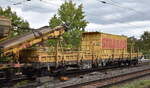 STRABAG BMTI Rail Service GmbH mit einem von diversen Drehgestell-Flachwagen mit Werkzeug- und Aufenthaltscontainern als Begleitwagen der P&T RM 900 VB – Bettungsreinigungsmaschine