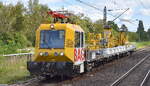 Ein Gleisarbeitsfahrzeug GAF 100 RH der Fa. STRABAG RAIL mit zwei Flachwagen mit Maschinen beladen am 24.08.26 Durchfahrt Bahnhof Berlin-Hohensch�nhausen.
